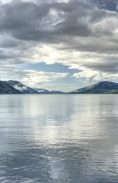 Fjorden ut av Nordfjordeid. Solen skinner, sne, fjell og fjord.